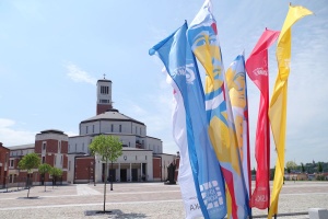 flagi światowych dni młodzieży kraków 2016